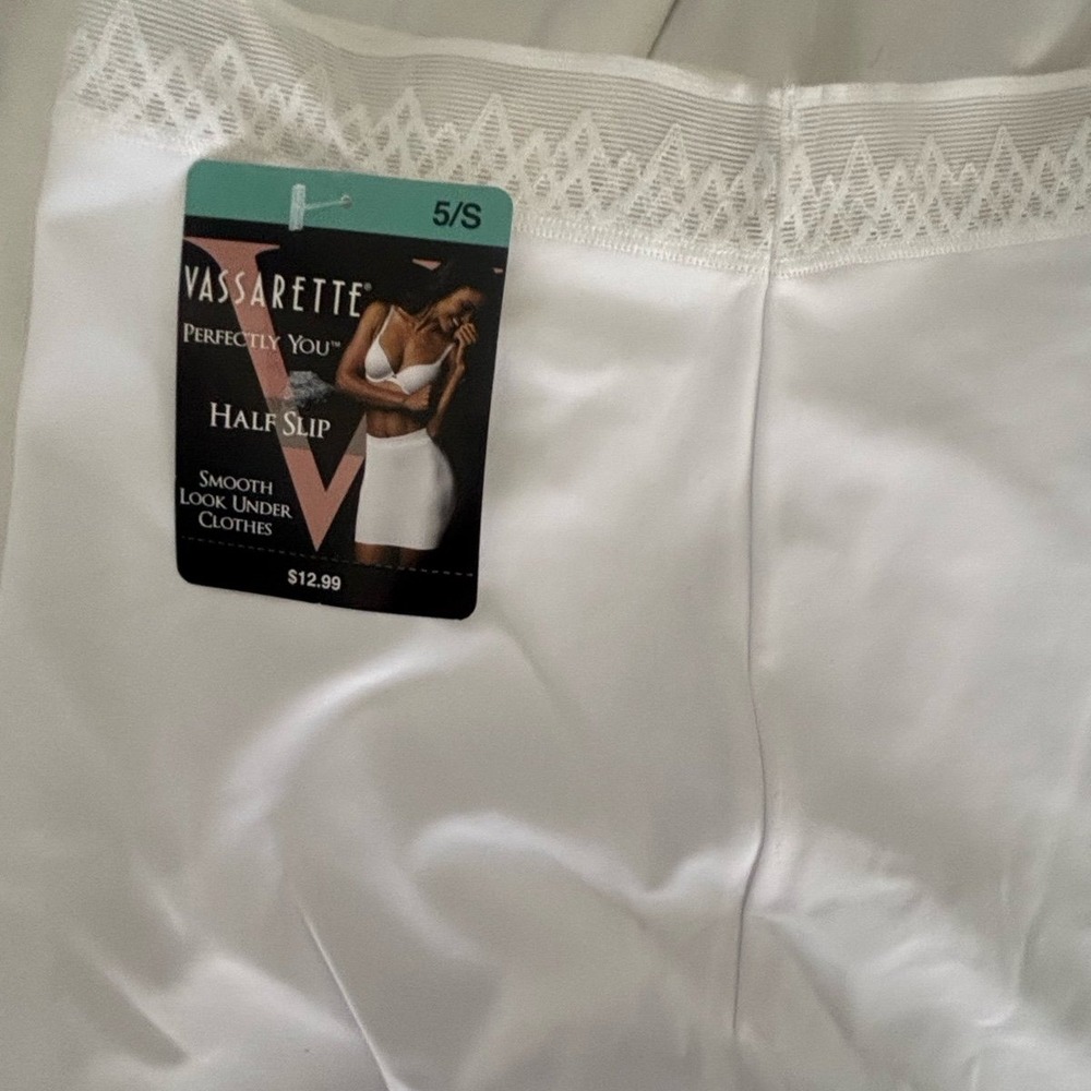 NWT Vassarette Smooth โ 19" Half Slip Skirt Size 5/Small